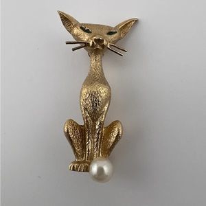 BOUCHER Signed Goldtone Faux Pearl Green Eyes SEAMESE CAT Shape Pin Brooch #7871